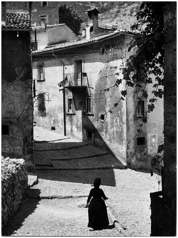 Photo of Scanno in the 1930s by Hilde Lotz-Bauer